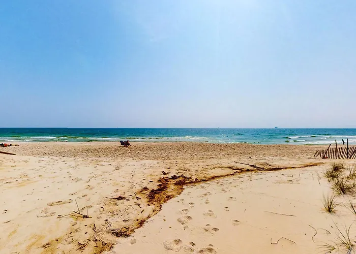 Oceanfront Oasis- Beachfront With Spacious Waterfront Deck & Ac