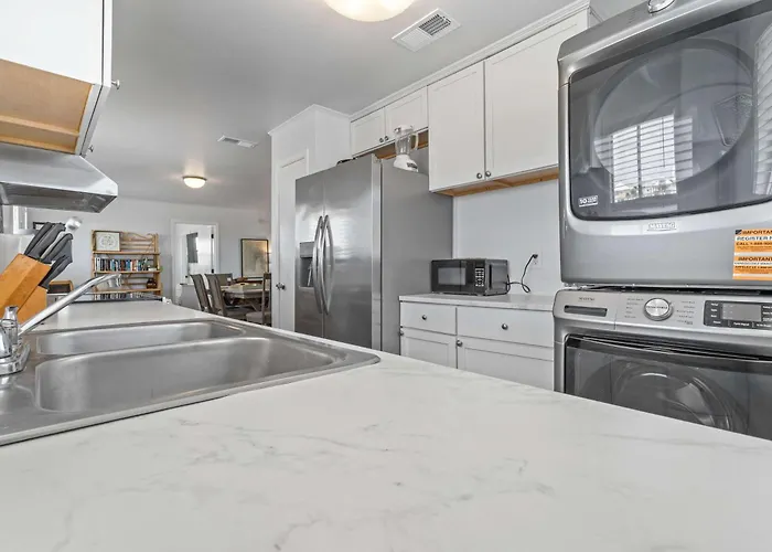 Oceanfront Oasis- Beachfront With Spacious Waterfront Deck & Ac Holiday home