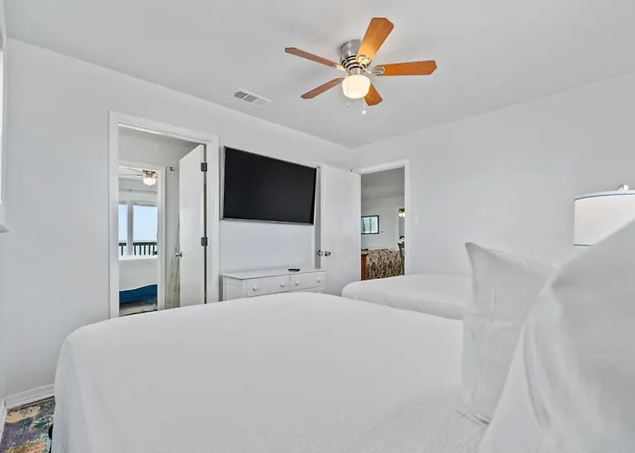 Oceanfront Oasis- Beachfront With Spacious Waterfront Deck & Ac