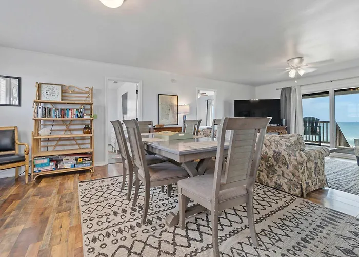 Oceanfront Oasis- Beachfront With Spacious Waterfront Deck & Ac Holiday home